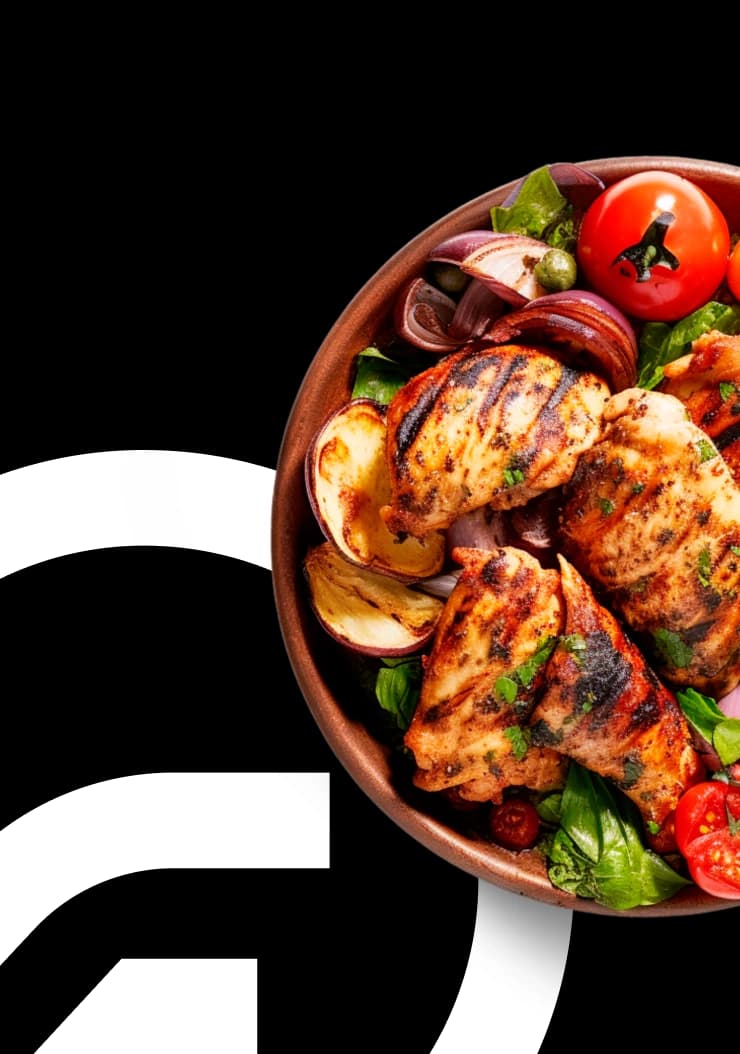 Prato de frango e legumes com o logotipo da Foozi, destacando uma refeição saborosa e saudável.