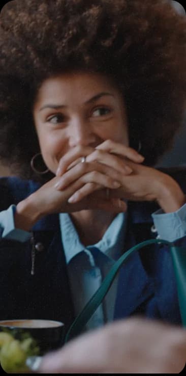 Mulher feliz no restaurante