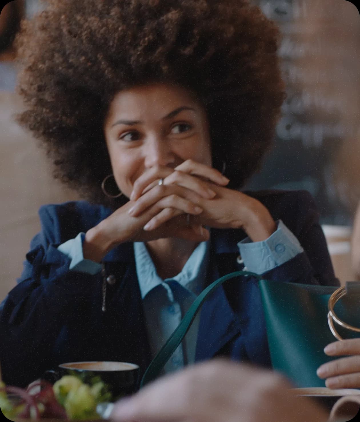 Mulher feliz no restaurante