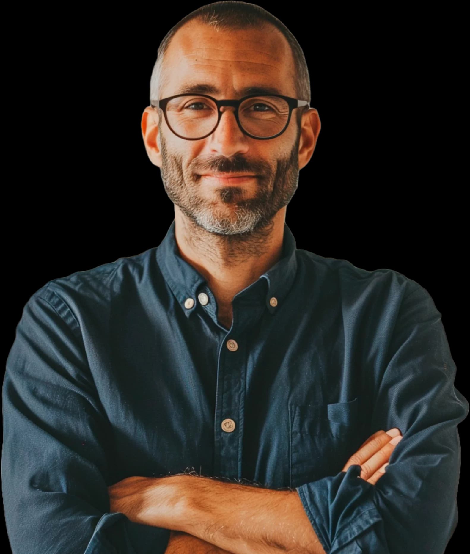 Homem sorrindo em pé de braços cruzados