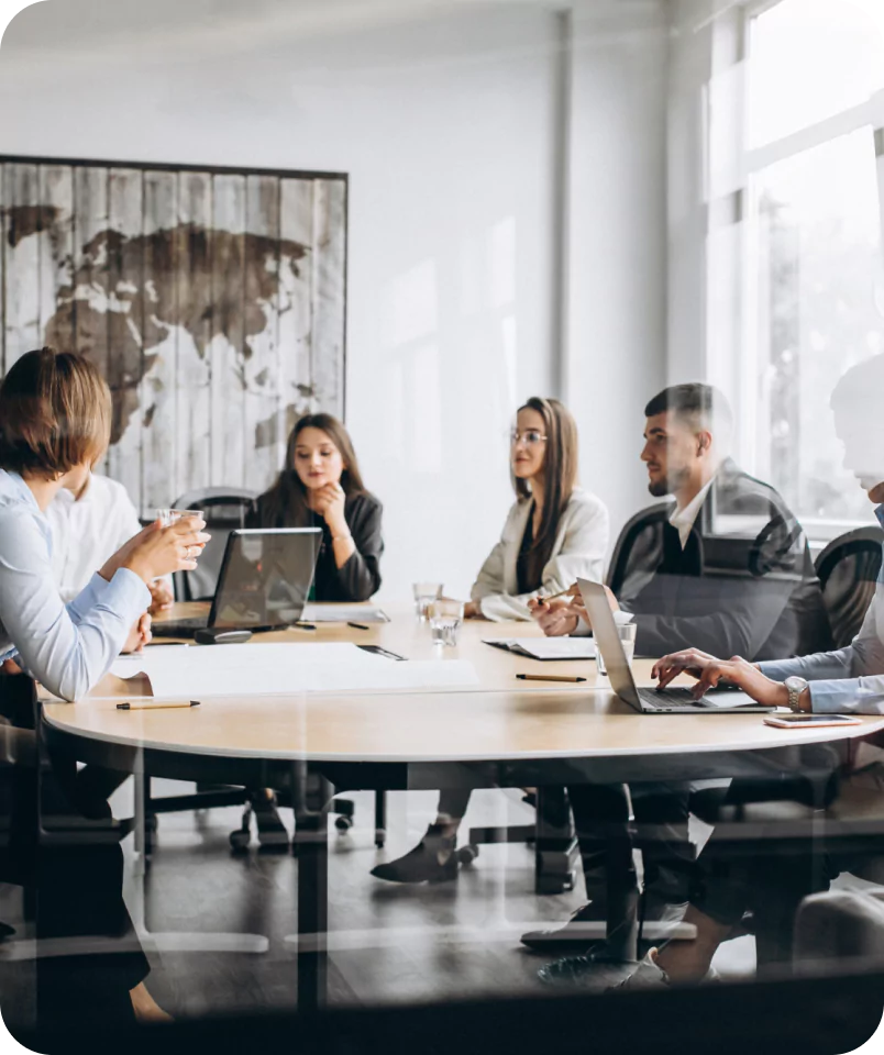 Mesa de reunião com várias pessoas