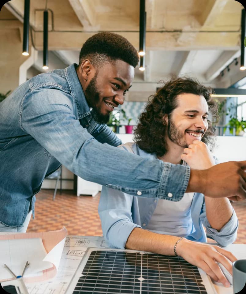 Homens conversando e apontando para o computador